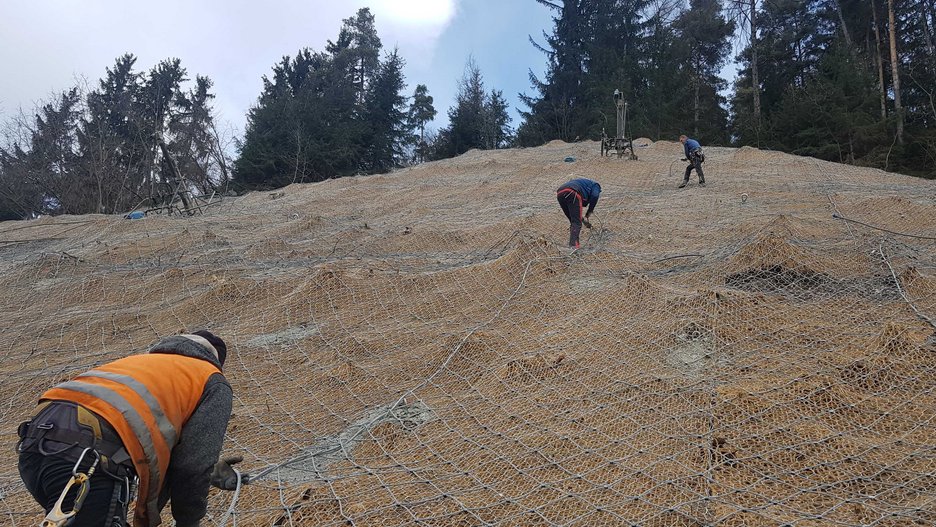 Alpin Geologie: Emergency works along the Fortezza - San Candido railway line between km 36+300 and 36+760 in the municipality of Brunico (BZ).