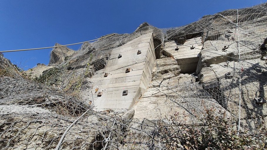 Alpin Geologie: Planning and construction management of the protective measures Schluderns-Kalvarienberg