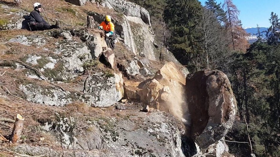 Alpin Geologie: Construction of rockfall defense structures along the Pustertal railway line