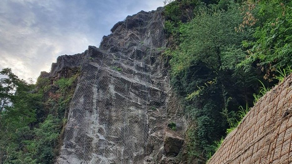 Alpin Geologie: Planung und Bauleitung von Schutzmaßnahmen entlang der Prissianerstraße