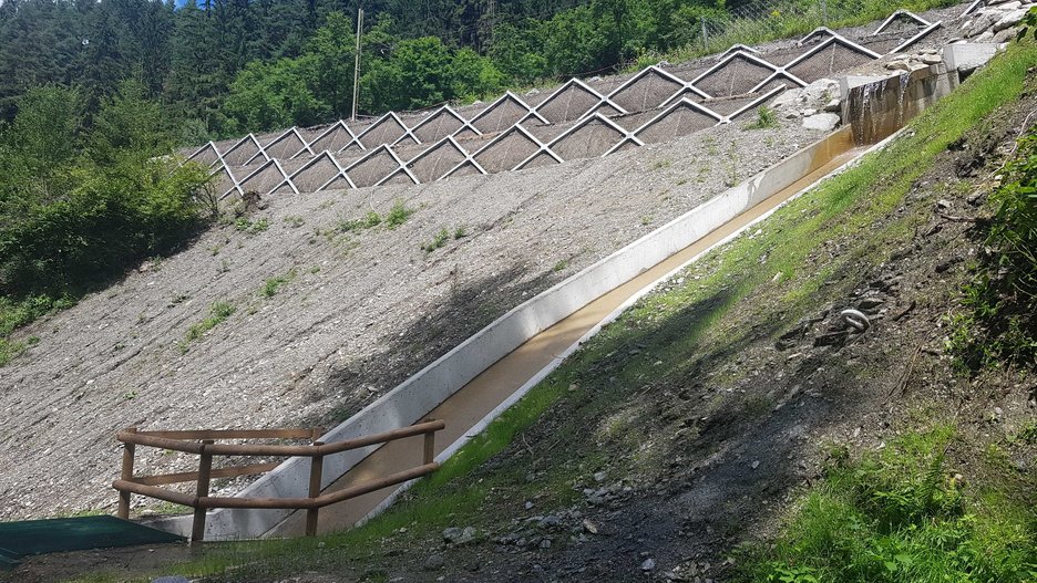 Alpin Geologie: Maßnahmen höchster Dringlichkeit an der Bahnstrecke Franzensfeste - Innichen zwischen km 36+300 und 36+760 in der Gemeinde Bruneck (BZ)