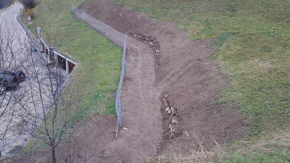 Alpin Geologie: Misure di protezione da caduta massi presso la fermata dell'autobus a Planol