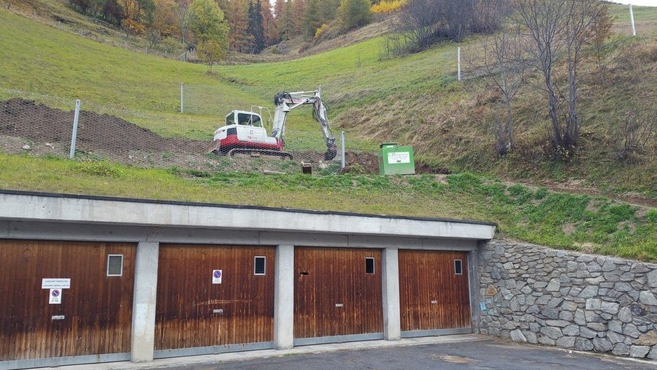 Alpin Geologie: Sicherungsmaßnahmen Steinschlagschutz Bushaltestelle Planeil