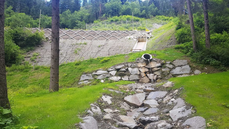 Alpin Geologie: Maßnahmen höchster Dringlichkeit an der Bahnstrecke Franzensfeste - Innichen zwischen km 36+300 und 36+760 in der Gemeinde Bruneck (BZ)