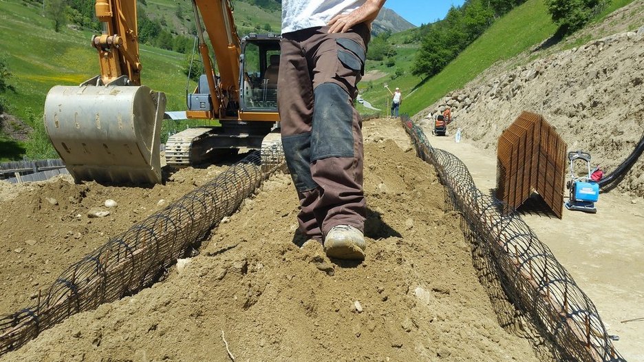 Alpin Geologie: Construction of a rockfall protection dam in the Matsch valley