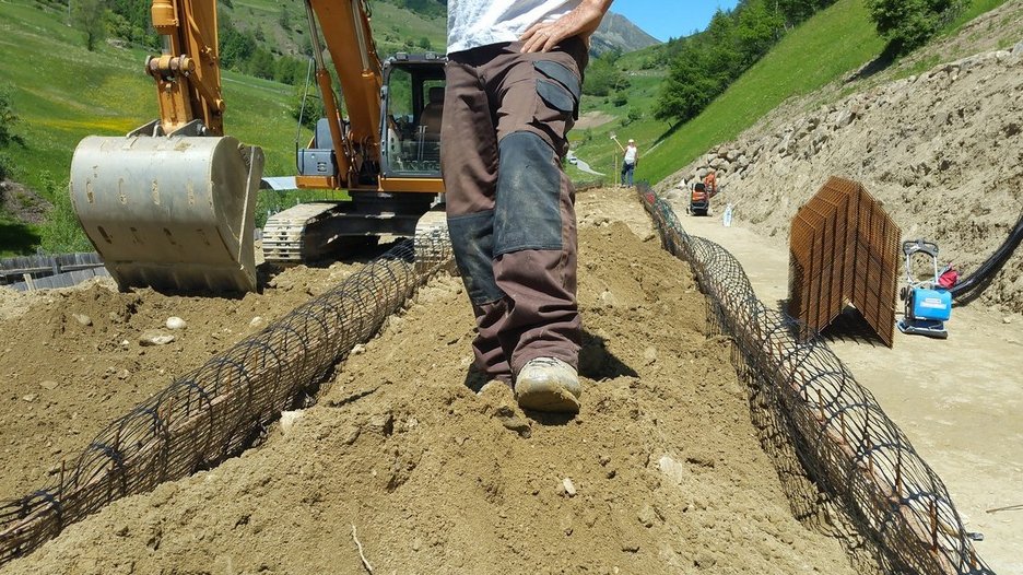 Alpin Geologie: Errichtung eines Schutzdammes in Matsch